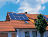 Dach mit Sonnenkollektoren
